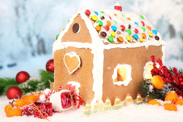 Schönes Lebkuchenhaus mit Weihnachtsdekor — Stockfoto