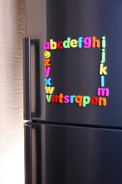 Buzdolabı üzerinde renkli mıknatıslı harfler — Stok fotoğraf