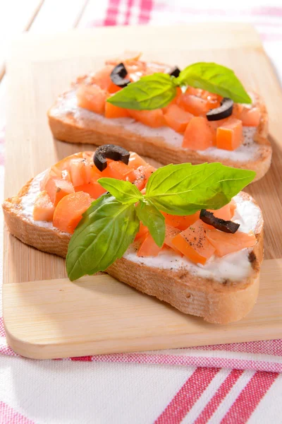 Deliziosa bruschetta con pomodori sul tagliere primo piano — Foto Stock