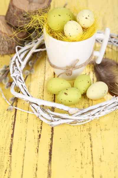 Schöne Osterkomposition auf Holztisch — Stockfoto