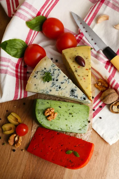 Verschillende Italiaanse kaas op houten tafel — Stockfoto