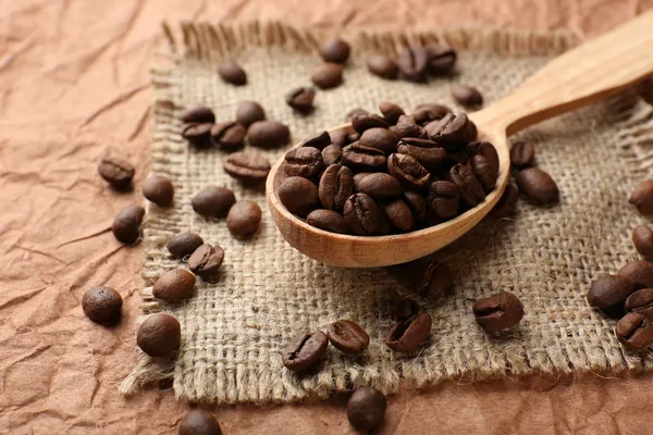 Chicchi di caffè sul tavolo primo piano — Foto Stock