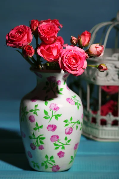 美丽的小粉红玫瑰，蓝色的背景上 — 图库照片