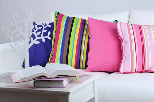 Sofá blanco con almohadas de colores en la habitación — Foto de Stock