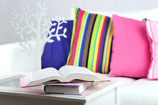 Biała kanapa z kolorowe poduszki w pokoju — Zdjęcie stockowe