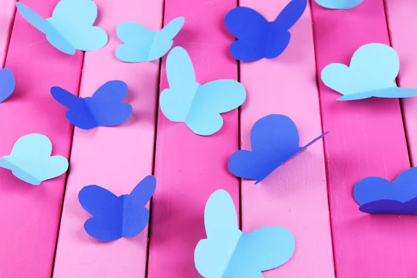 Papier ausgeschnittene Schmetterlinge, auf Holzgrund — Stockfoto