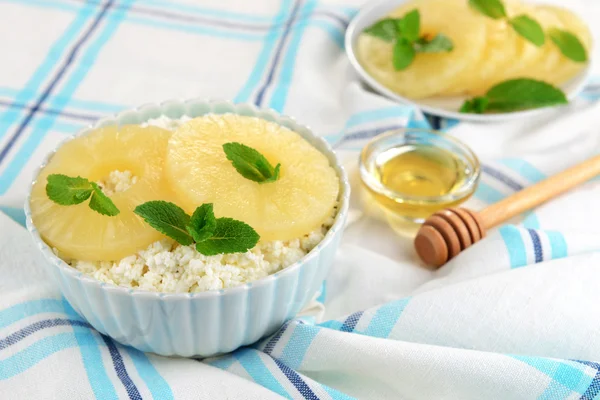 Bowl of tasty cottage cheese with pineapple, close up — Stock Photo, Image