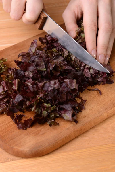 Gehackter roter Salat auf Holzbrett in Großaufnahme — Stockfoto