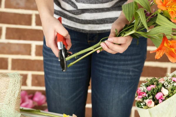 Female hands composing beautiful bouquet, close-up. Florist at work. Conceptual photo — Stock Photo, Image