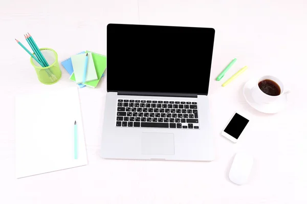 Escritório com laptop aberto na mesa de madeira — Fotografia de Stock