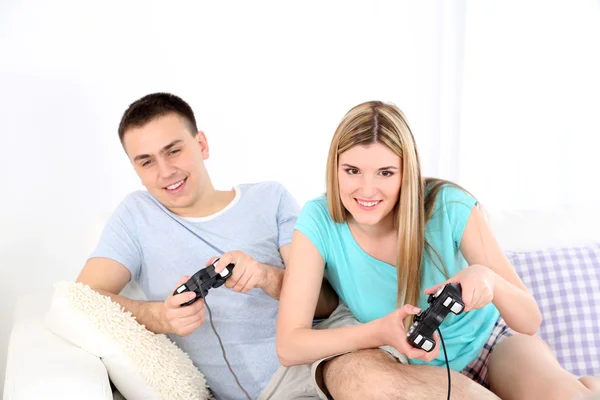 Casal jogando jogos de vídeo em casa interior fundo — Fotografia de Stock