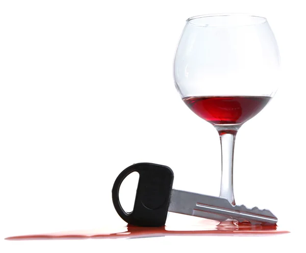 Композиція з автомобільним ключем і келихом вина, ізольована на білому — стокове фото