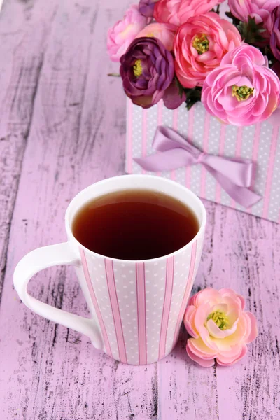 Fragrant tea with flowers on wooden table close-up — Stock Photo, Image