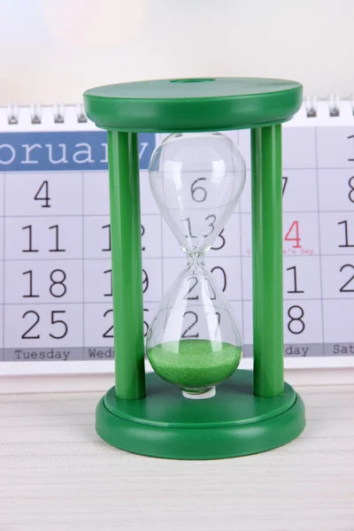 Reloj de arena y primer plano del calendario — Foto de Stock