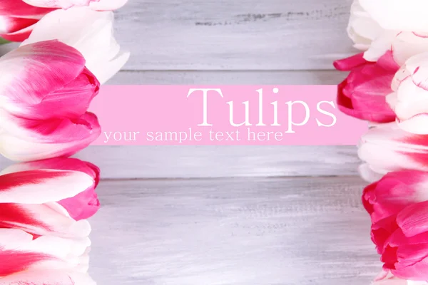 Bei tulipani su sfondo di legno a colori — Foto Stock