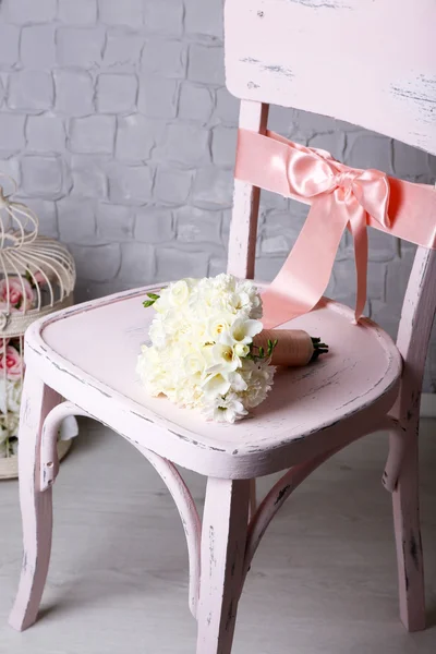 Hermoso ramo de boda en silla de madera — Foto de Stock