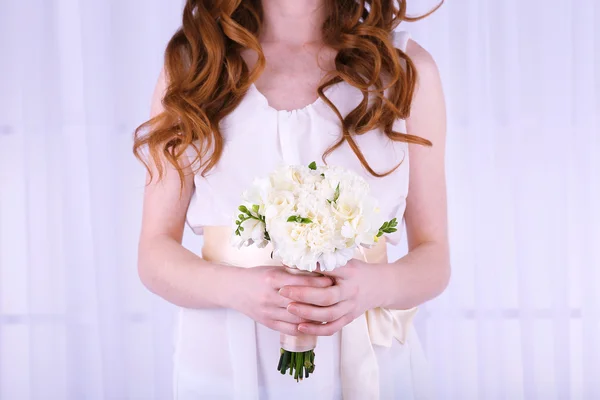 Woman hands holding beautiful wedding bouquet — Stock Photo, Image