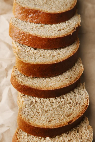 Fatias de pão na placa de madeira, close-up — Fotografia de Stock