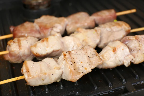 Kebab de porco na grelha de perto — Fotografia de Stock