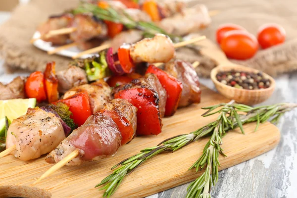 Brocheta de cerdo sobre mesa de madera de cerca — Foto de Stock