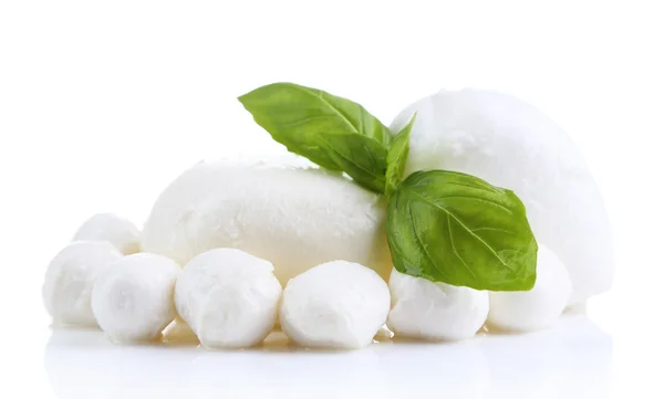 Smaczne mozzarella z bazylią na białym tle — Zdjęcie stockowe