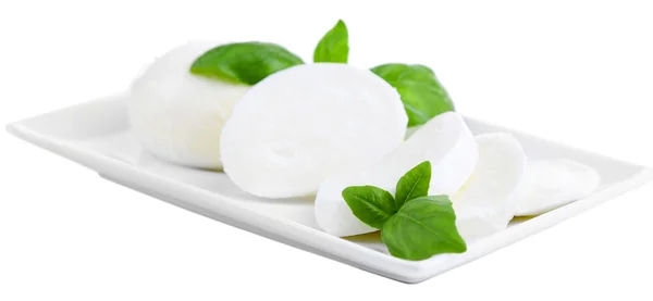 Lezzetli mozzarella peyniri Fesleğenli plaka üzerinde beyaz izole — Stok fotoğraf