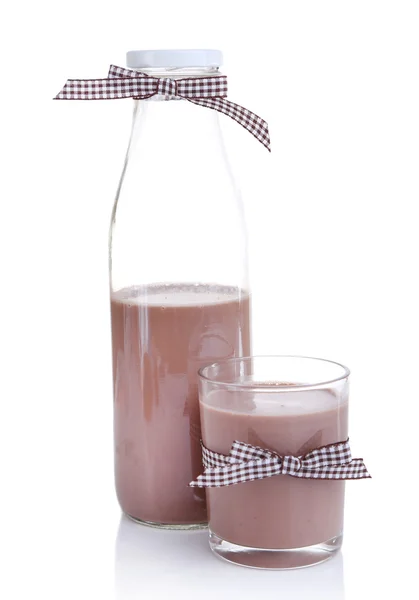 Leche de chocolate en botella y vaso, aislada en blanco — Foto de Stock