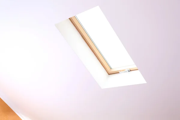 Прожектор даху в новій сучасній кімнаті горища — стокове фото