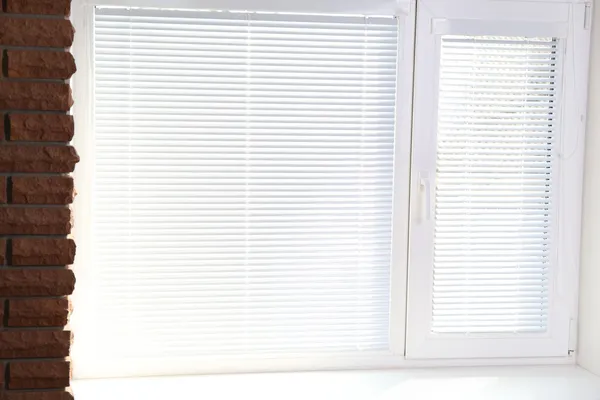 Біле вікно з жалюзі — стокове фото
