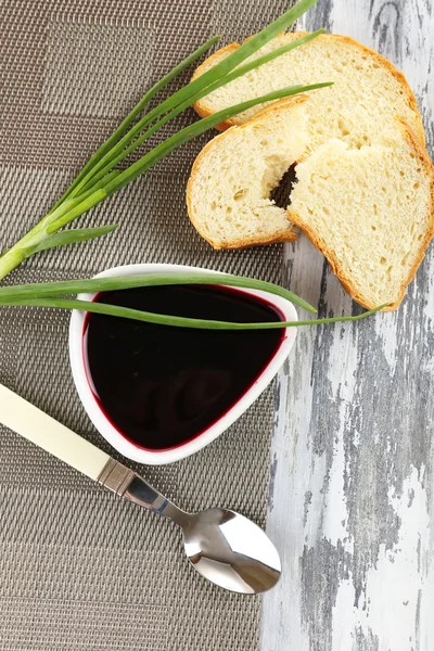 Kom suikerbieten soep op houten tafel — Stockfoto