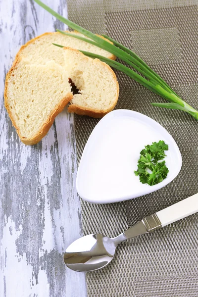 Schüssel mit cremiger Suppe auf dem Tisch aus nächster Nähe — Stockfoto