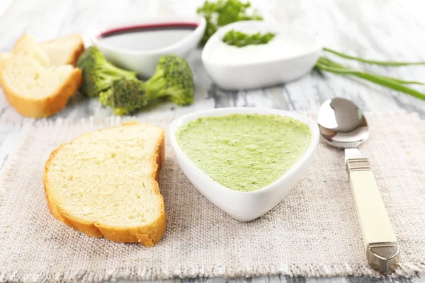 Cuenco de sopa de brócoli en la mesa — Foto de Stock