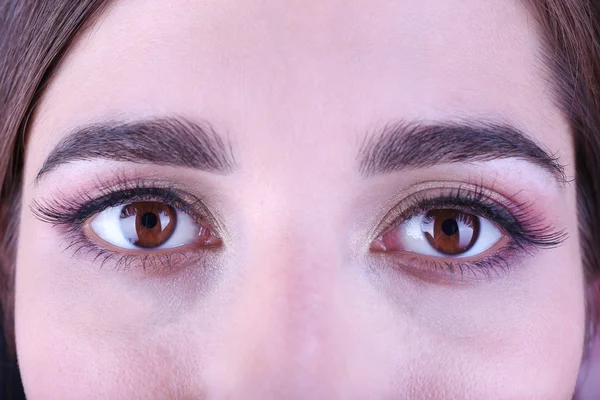 Beaux yeux féminins avec un maquillage lumineux de près — Photo