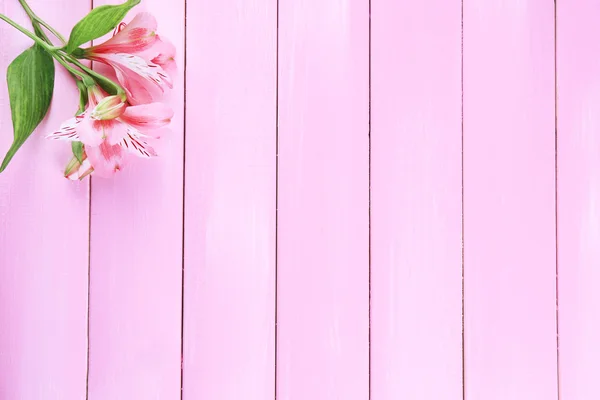 Mooie alstroemeria bloemen op houten tafel — Stockfoto