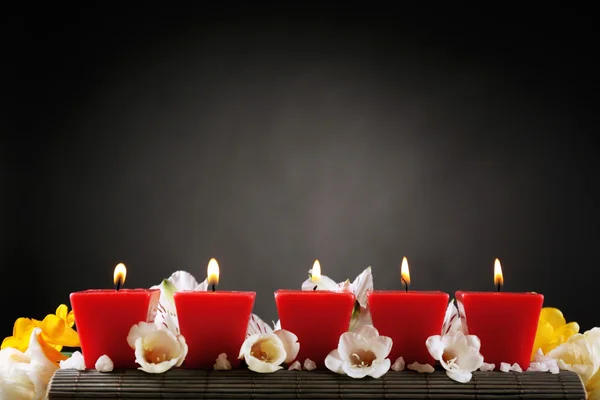 Hermosas velas con flores sobre fondo de madera —  Fotos de Stock