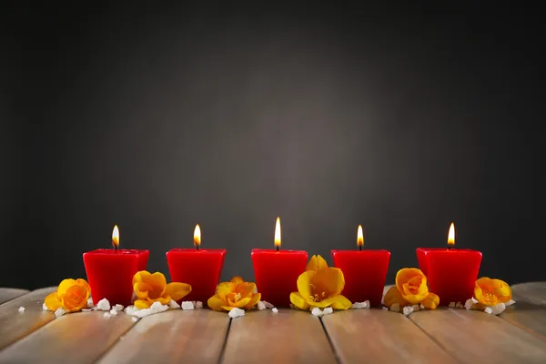 Belles bougies avec des fleurs sur fond en bois — Photo