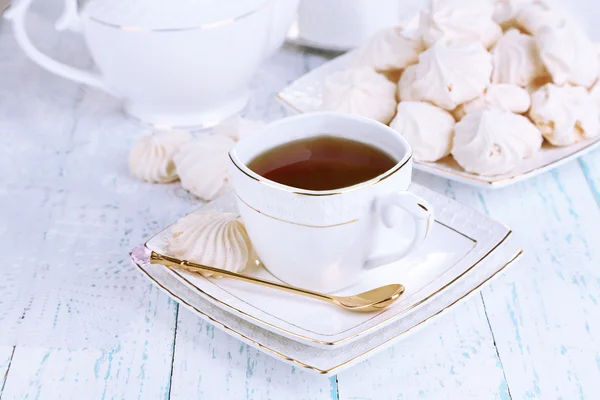 Kopje thee met schuimgebakjes op tabel close-up — Stockfoto