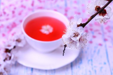 çiçekli dallar üzerinde ahşap masa yakın çekim güzel kokulu çay