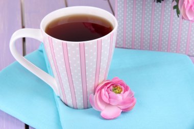 ahşap masa yakın çekim üzerinde çiçekli kokulu çay