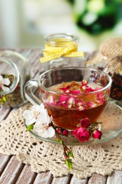 ürün yelpazesine otlar, cam kavanozlar ve sıcak çay Kupası parlak zemin üzerine ahşap tablo 