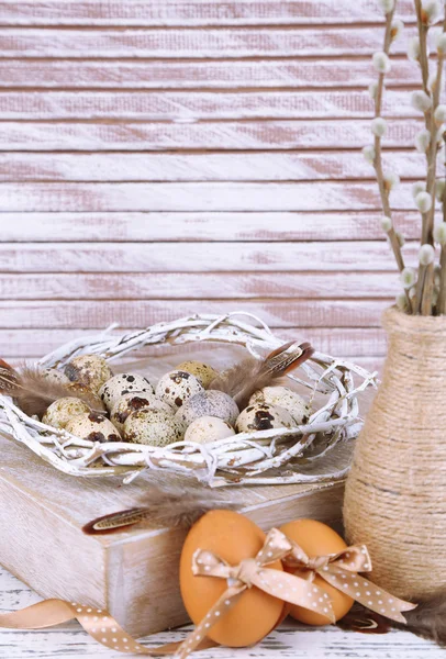 Hermosa composición de Pascua en mesa de madera — Foto de Stock