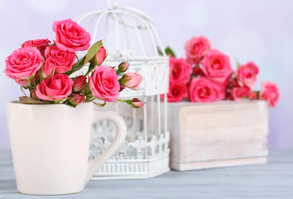 Belle piccole rose rosa, su sfondo chiaro — Foto Stock