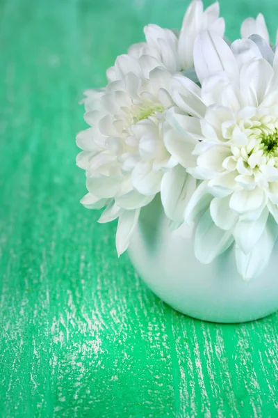 クローズ アップ木製のテーブルの上に花瓶に美しい菊の花 — ストック写真