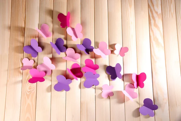 Papel cortado mariposas, sobre fondo de madera — Foto de Stock