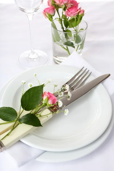 Ajuste de mesa con flores de primavera de cerca —  Fotos de Stock