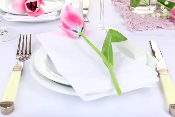 Ajuste de mesa con flores de primavera de cerca —  Fotos de Stock