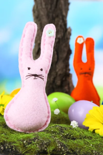 有趣的手工制作复活节兔子对自然背景 — 图库照片