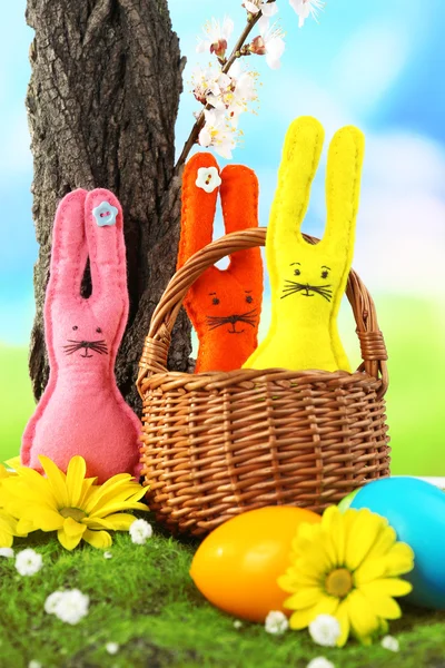 Grappige handgemaakte Pasen konijnen op aard achtergrond — Stockfoto