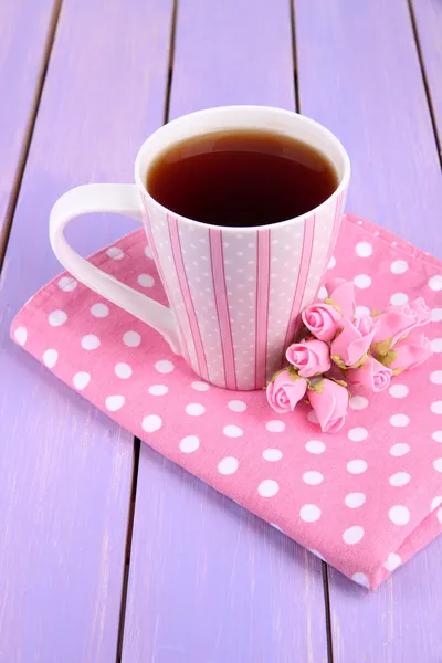 Té fragante con flores en la mesa de madera de cerca —  Fotos de Stock