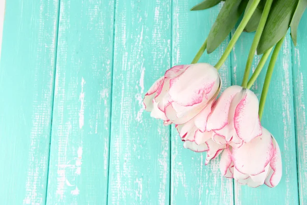 Mooie tulpen op een houten achtergrond kleur — Stockfoto